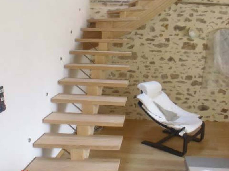 Escalier en chêne naturel sur crémaillère centrale Escalier en chêne naturel sur crémaillère centrale